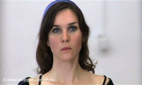 Die Schauspielerin Kathrin von Steinburg als Miriam in dem Film Shoppen